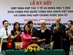 La ministre vietnamienne de la Santé, Mme Nguyên Thi Kim Tiên, et la secrétaire américaine à la Santé et aux Services sociaux Kathleen Sebelius (Photo: Duong Ngoc/VNA)